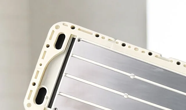 Gros plan sur les plaques d'électrolyse en titane recouvert de platine du K8